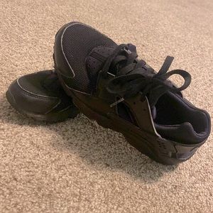 NIKE black huarache run sneaker